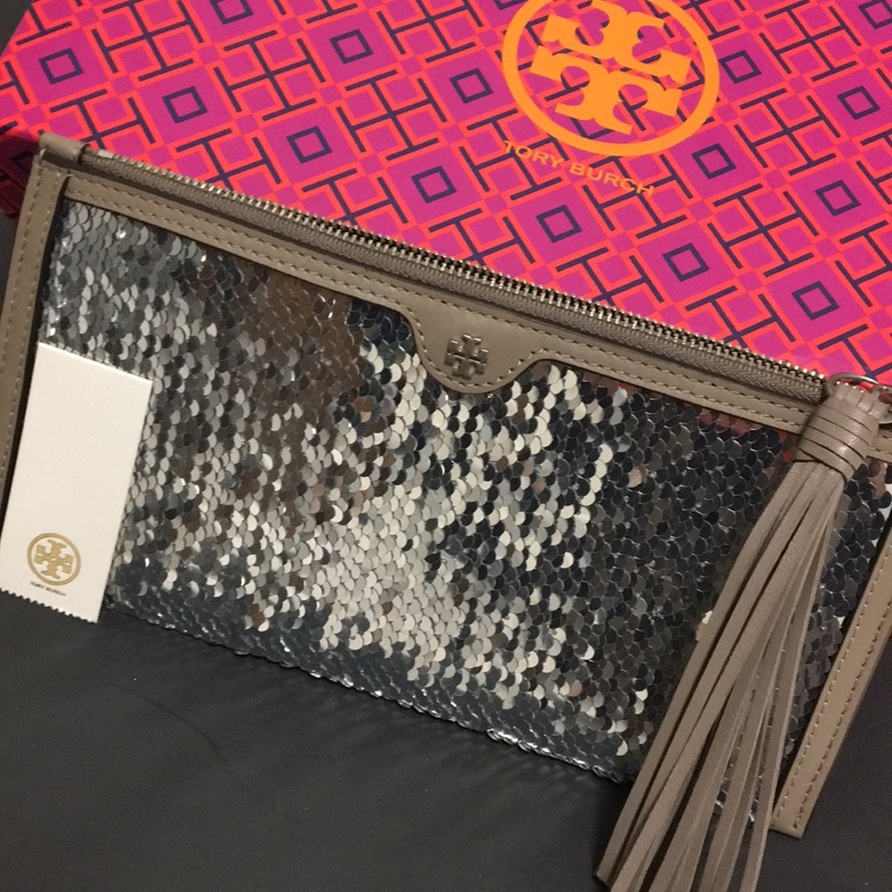 🎁NWT TORY BURCH SEQUINED WRISTLET 🎁 - Picture 2 of 6